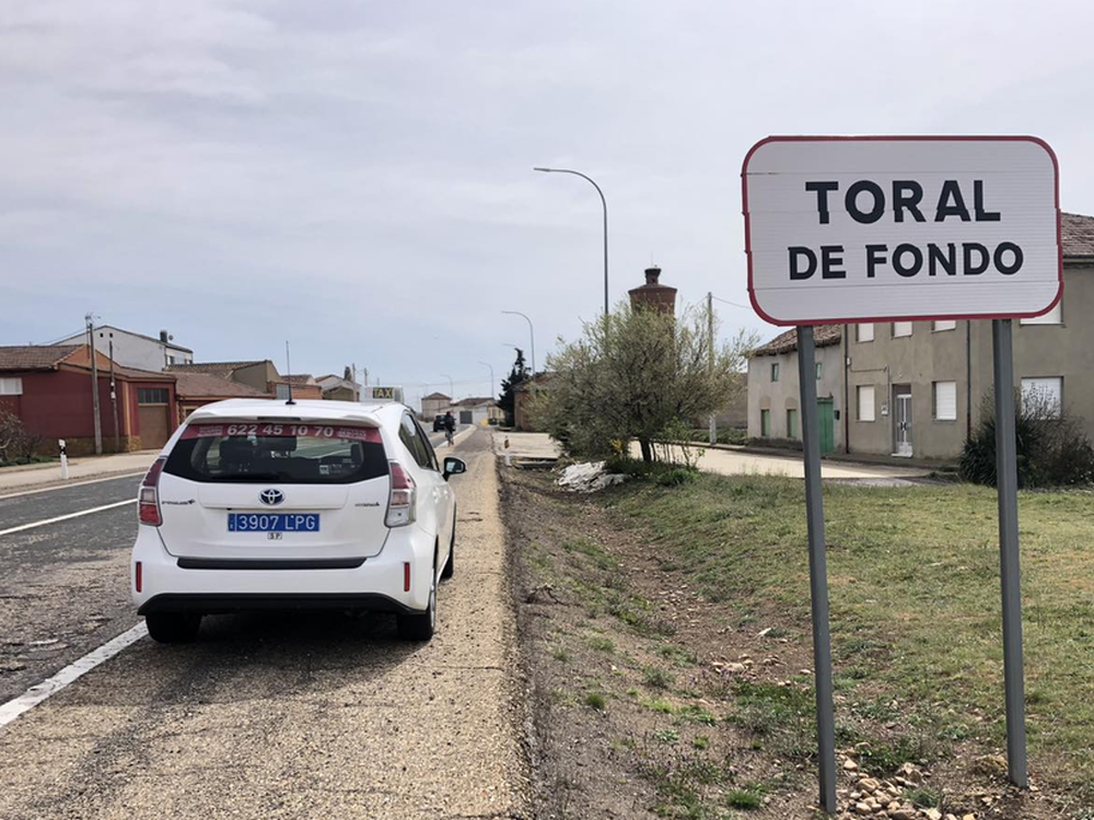 Taxi León Toral de fondo